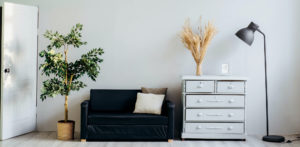 黒いソファーと白いソファー